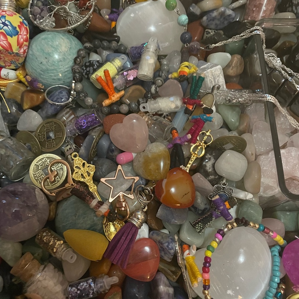 FREE CRYSTAL SPHERE WITH STAND WITH SMALL CRYSTAL CONFETTI SCOOP